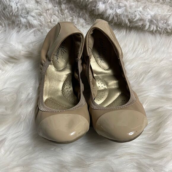 Dexflex Comfort synthetic leather beige and patent slip on flats size 7 - Picture 1 of 10
